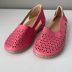 Simple closed toed cutout sandals